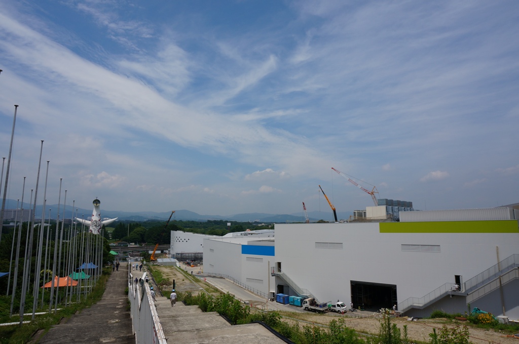 エキスポシティ建設状況 オオサカイングリッシュビレッジとオービィ大阪の建物 奥には太陽の塔 スイタウェブ