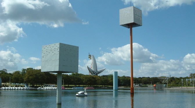 万博公園 夢の池より太陽の塔を望む