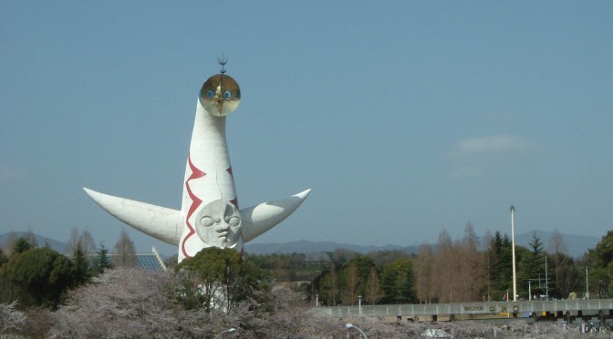 太陽の塔と満開の桜