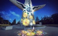 万博公園「太陽の塔」裏に巨大タンポポが出現。スマホをかざして平和を祈るインタラクティブアートプロジェクト（FINDERS） - Yahoo!ニュース