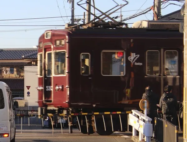 工事始まった阪急の「摂津市駅 高架化」今年はさらに風景激変!? どこまで進んだのか | 乗りものニュース