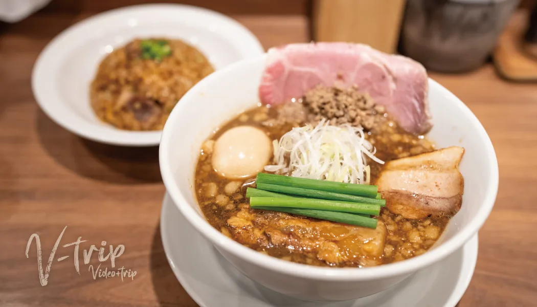 大阪･吹田 黒と白の2種の醤油に濃厚味噌ラーメンで賑わうラーメン店！らーめん これこれ(CORECORE) – V-TRIP