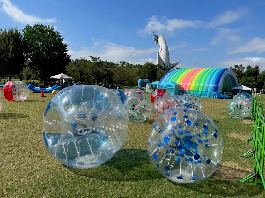 【大阪府吹田市】万博記念公園にて、ふわふわ遊具（バブルサッカーなど）を使った子ども向けイベント「ふわふわパーク」開催予定（3月9日・3月10日） | 株式会社TrustSupport